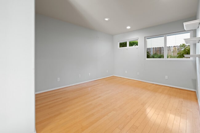 Building Photo - 348 Lark Ellen Ave