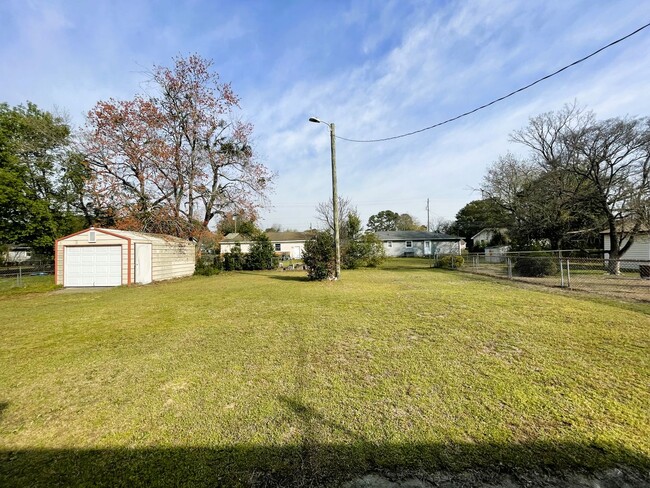 Building Photo - 3 Bedroom 2 Bathroom- Pets Considered