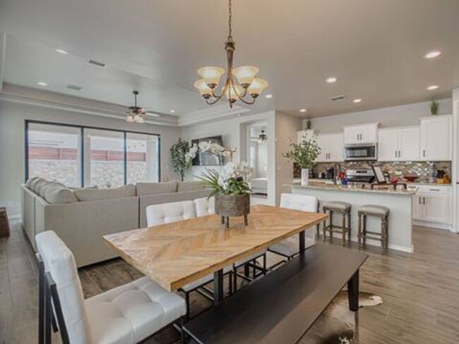 Building Photo - Beautiful East side House 3 Bed