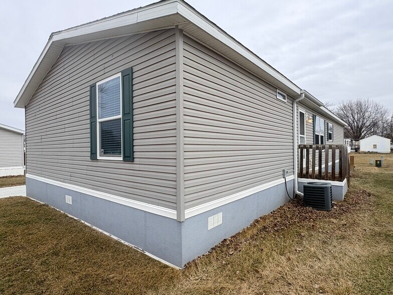 Building Photo - 2121 Four Seasons Dr