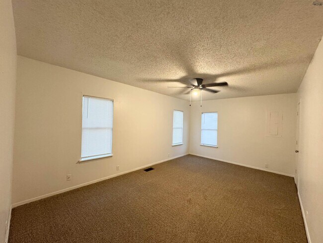 Building Photo - 615 Sunset Dr