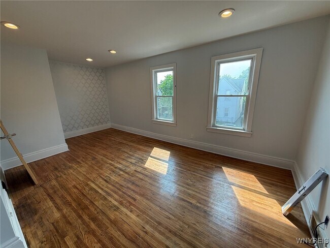 Building Photo - 11 Baynes St