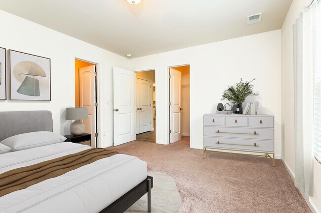 Building Photo - 869 Nursery Rdg Dr