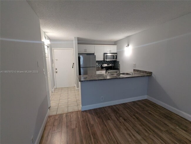 Building Photo - 2771 Riverside Dr