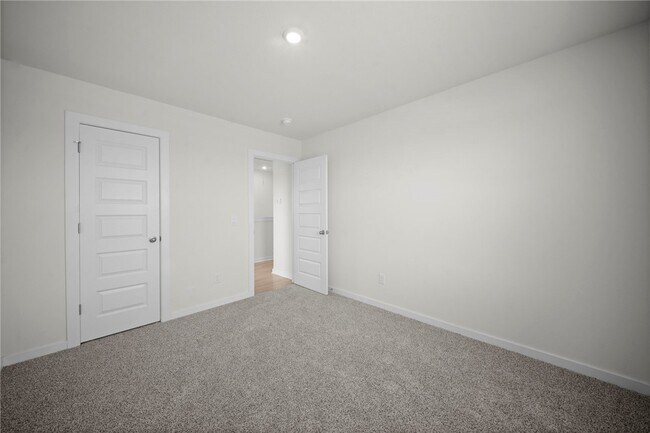 Building Photo - 3844 Pinecrest St