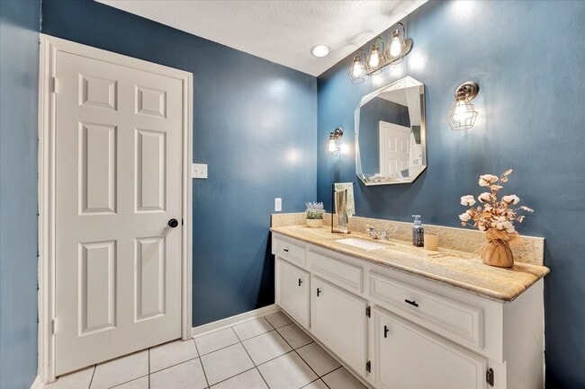 Building Photo - 15402 Willow Shores Dr