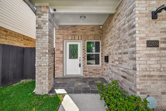 Building Photo - 2209 Silverbonnet St