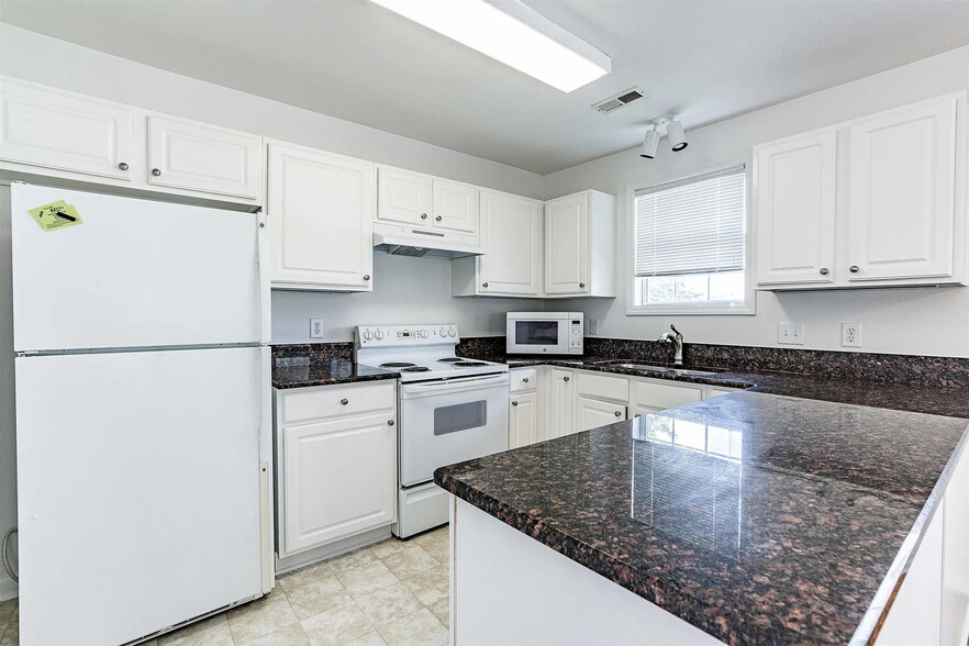 Building Photo - Room in Condo on Chenille Dr