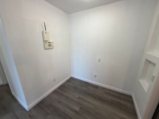 Building Photo - 5402 Balboa Arms Dr