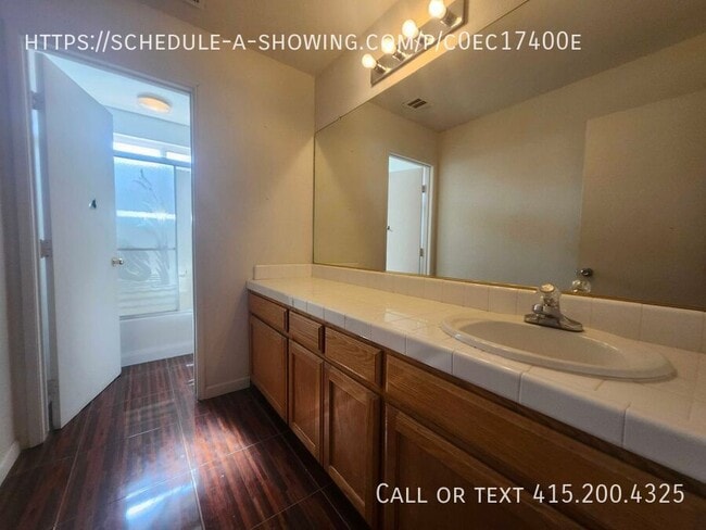 Building Photo - 3947 S Oak View St