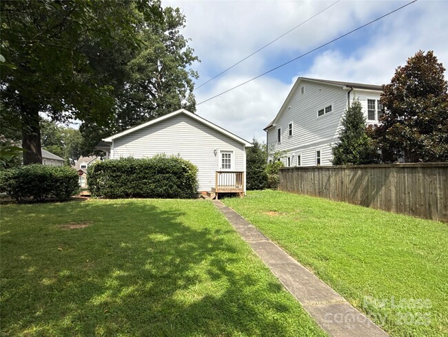 Building Photo - 517 Iverson Way