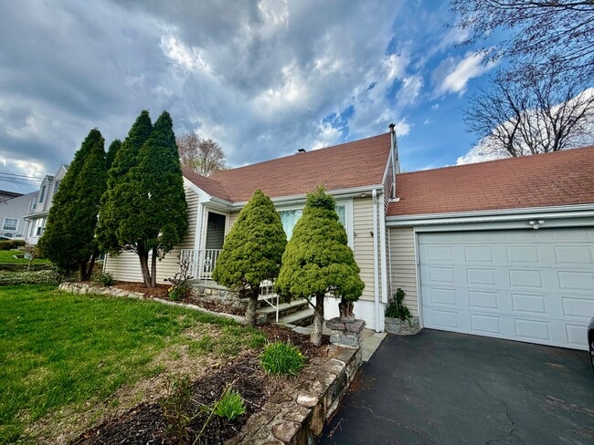 Building Photo - 51 Iroquois Rd