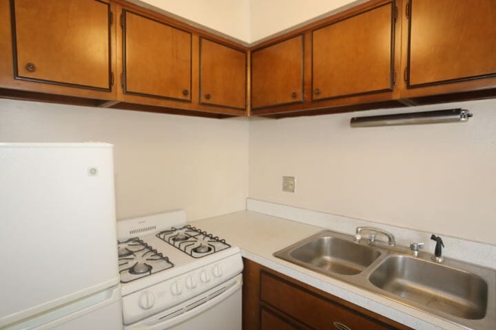 Building Photo - 675 W Wrightwood Ave