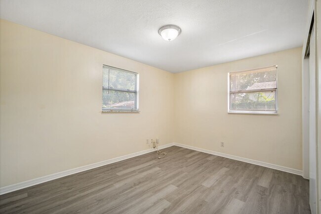 Building Photo - Move in Ready! Modern Style, Renovated 3 b...