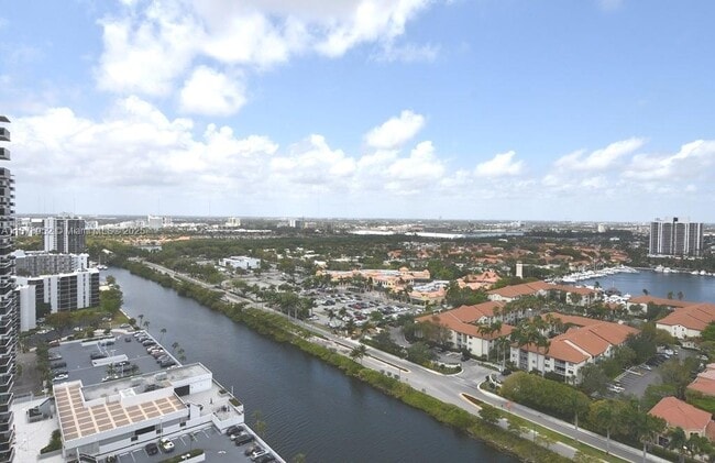 Building Photo - 3701 N Country Club Dr