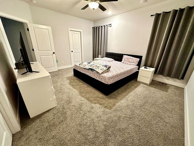 Building Photo - Spacious 5 Bed Home in Bloomington