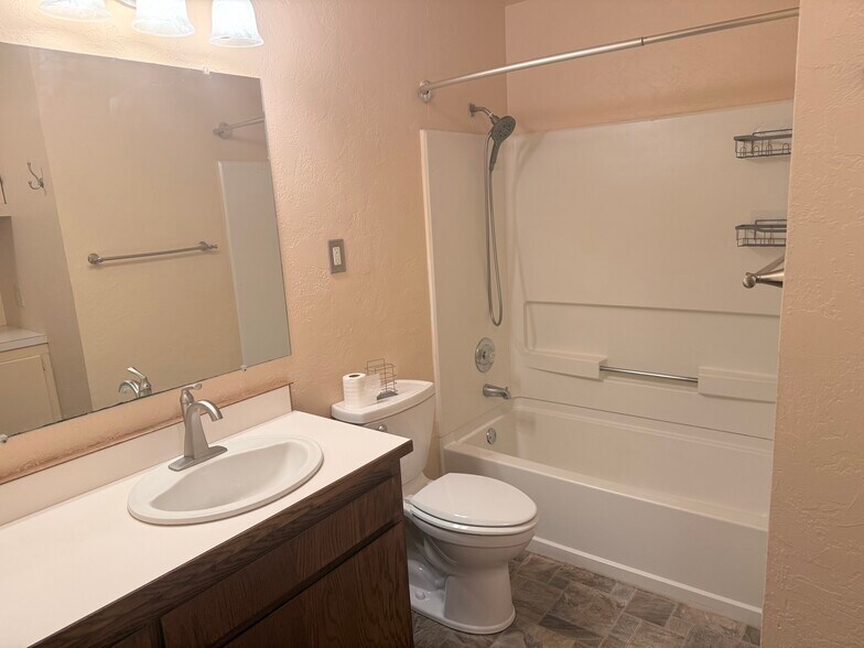 Bahtroom - 6237 Purdue Dr