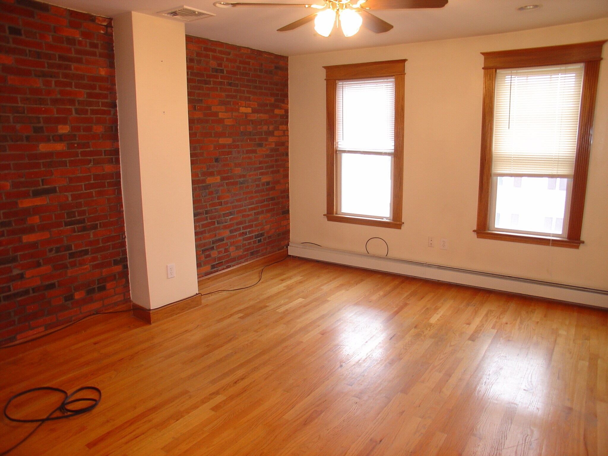 Building Photo - 527 E 3rd St