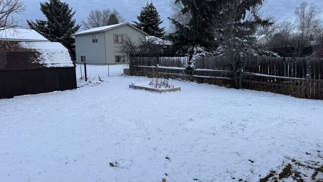 Building Photo - 110 N Yellowstone Ave