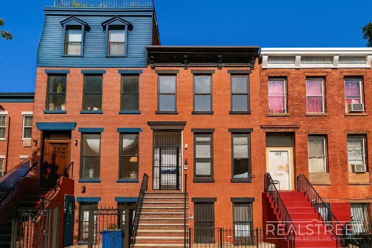 Building Photo - Charming 2 Bed 1.5 Bath Upper Duplex in Bu...