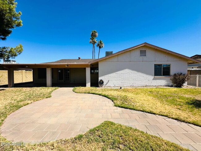 Building Photo - 3839 E Sunnyside Dr