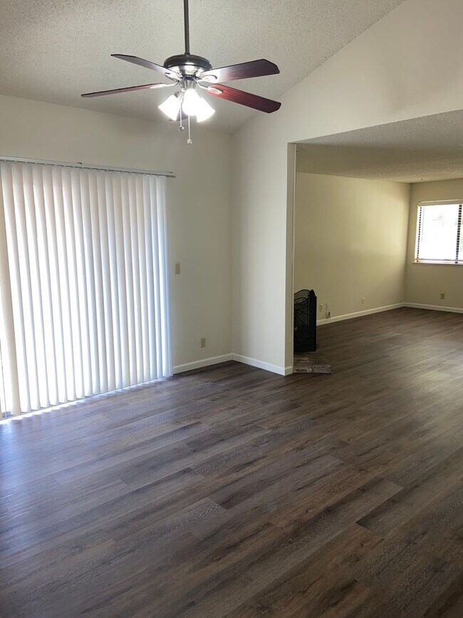 Building Photo - Roomy 2bdrm 1bath duplex off Fair Oaks Blvd near Madison Ave