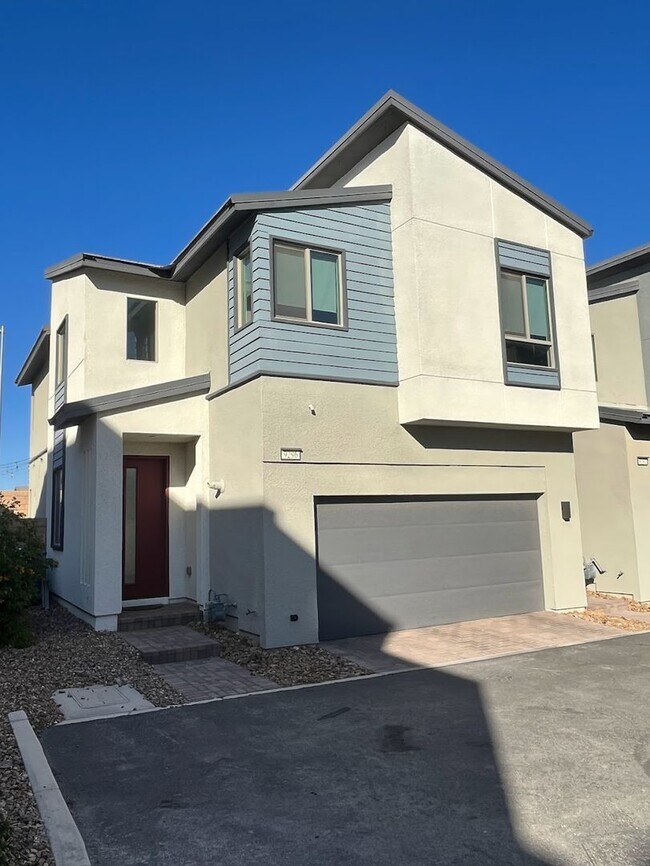Building Photo - Beautiful 3 Bedroom Townhome in the Southw...