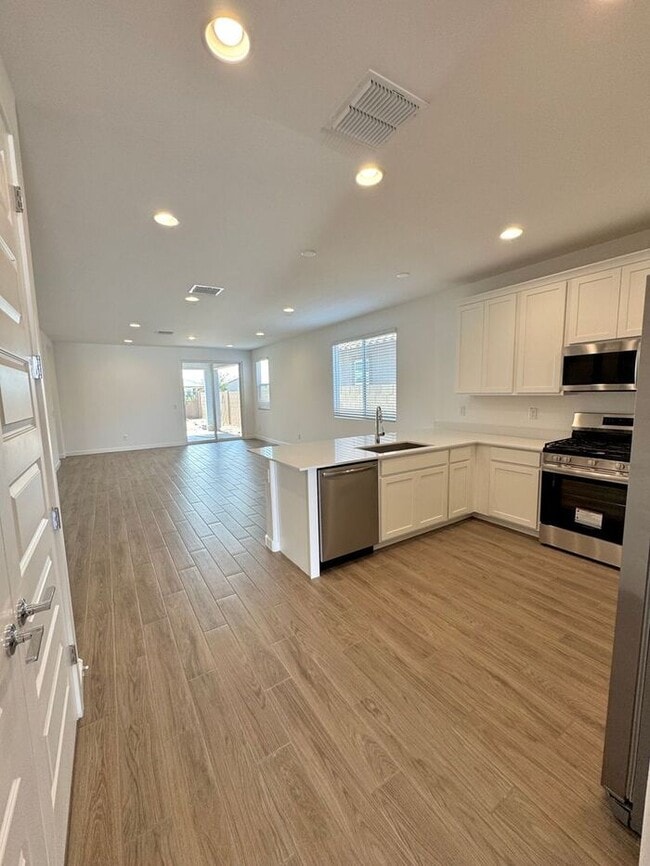 Building Photo - MOVE IN SPECILAS!! HALF MONTH RENT FREE!! ...