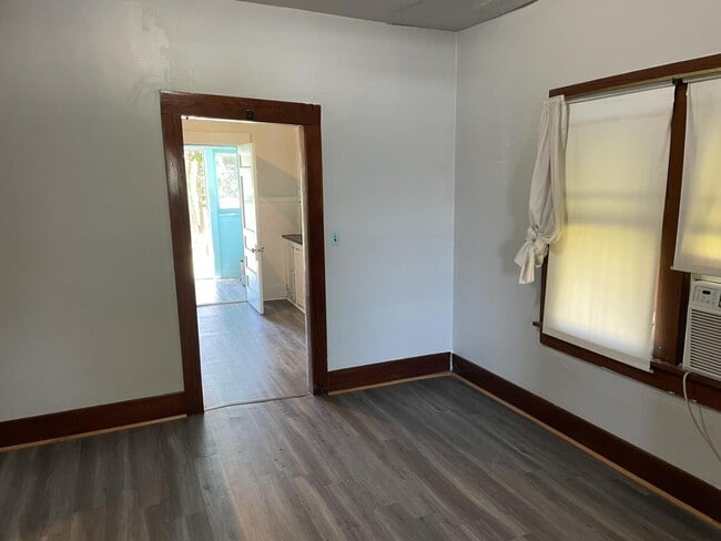 Building Photo - 610 Noble St