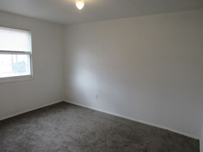 Building Photo - Updated 2 bedroom unit in Triplex