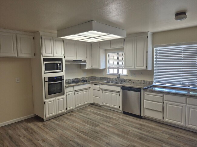 Building Photo - Remodeled 3 Bedroom 2 Bathroom Carmichael ...
