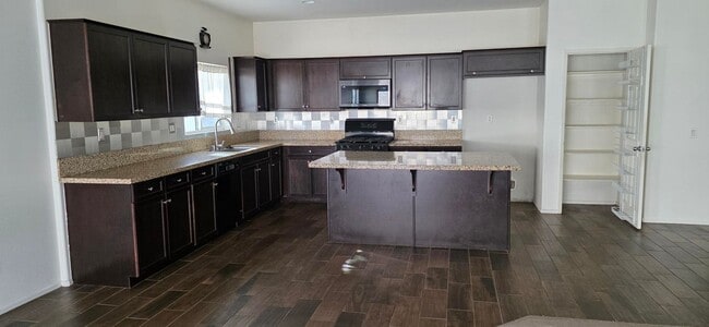 Building Photo - Beautiful Solar Home in Jurupa Valley Available Now!