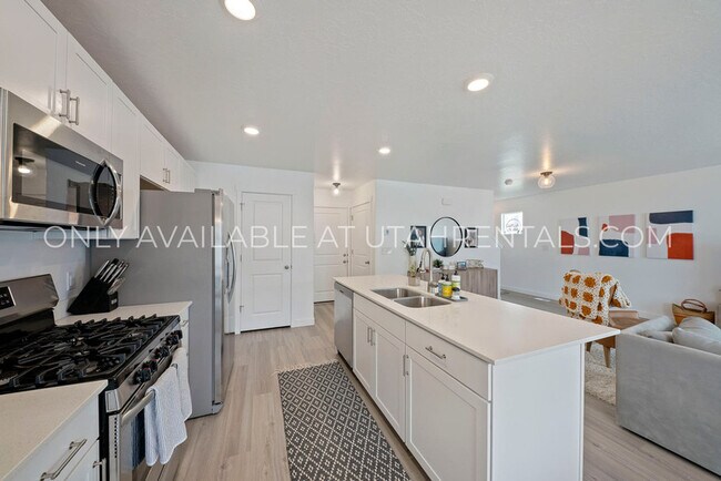 Building Photo - 341 N Angus Dr