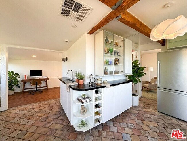 Building Photo - 3050 Knob Dr