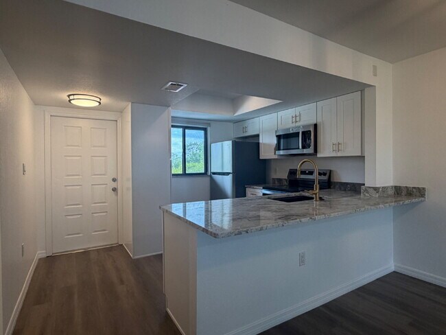 Building Photo - "Charming 2-Bed, 2-Bath Condo Retreat in Punta Gorda's Prime Location - 950 Sq Ft of Comfort!"