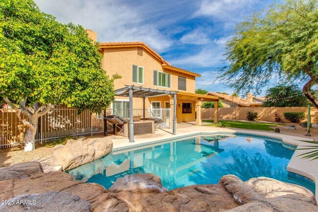 Building Photo - 5513 E Grovers Ave