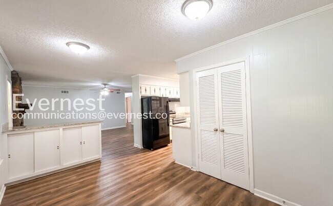 Building Photo - Welcome to a 3-Bed/2-Bath Charming Home with Fenced Yard/Available Now!