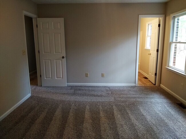 Building Photo - UPDATED & SPACIOUS 3 Bedroom 2 Bathroom home close to SHOPPING & FT BRAGG!!