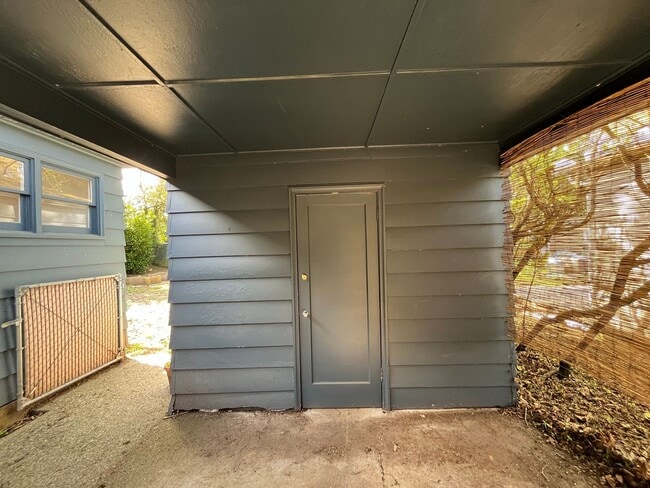 Building Photo - Wonderful 2 Bd 1 Ba home in Woodstock! Covered driveway, Large yard and Shop/Shed !!!