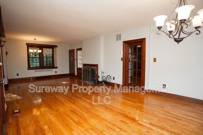 Building Photo - 319 N Newton Lake Dr