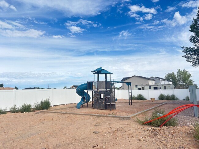 Building Photo - 2925 W 2925 N Cir