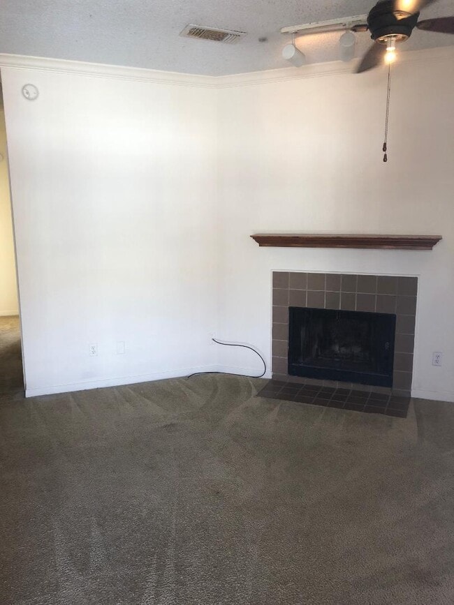 Building Photo - 915 W 23rd St