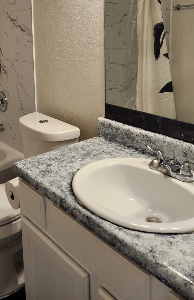 Building Photo - 123 Oakwood Ln