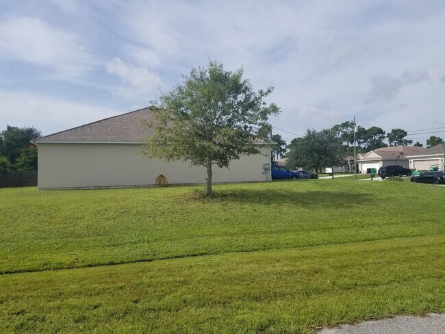 Building Photo - 4229 SW Oblique St