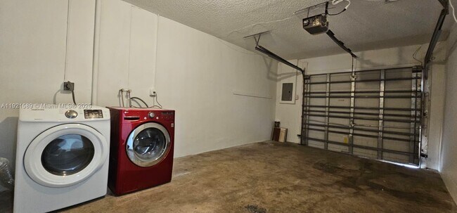 Building Photo - 3221 W Meadows Cir