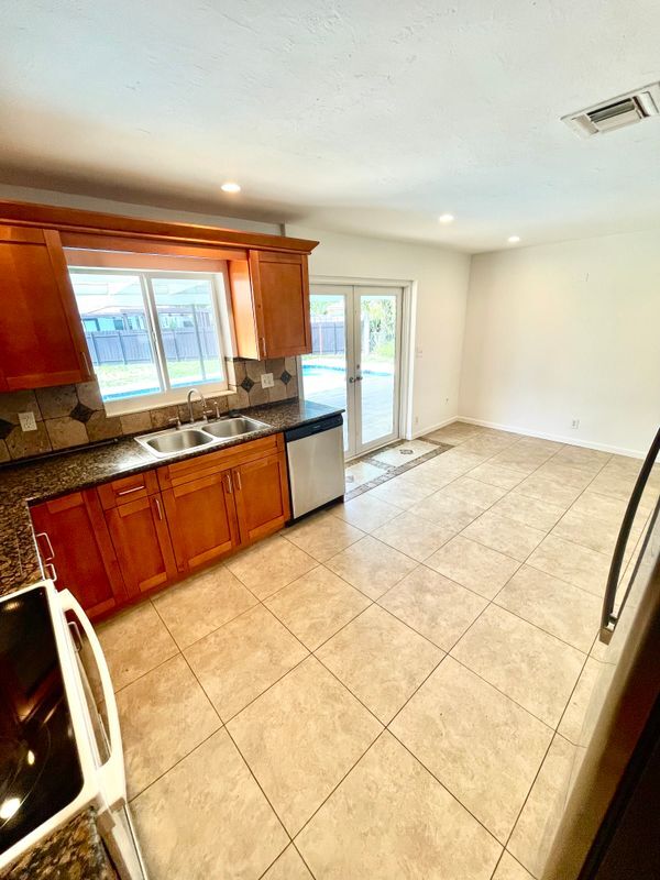 Building Photo - 4430 W Broward Blvd