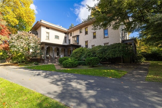 Building Photo - 1397 East Ave