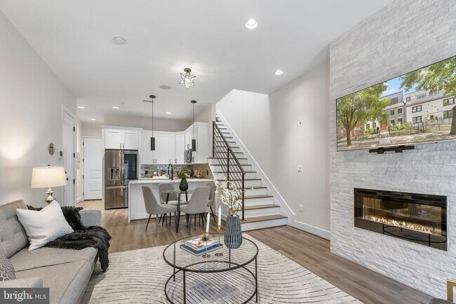 Building Photo - 1417 Staples St NE