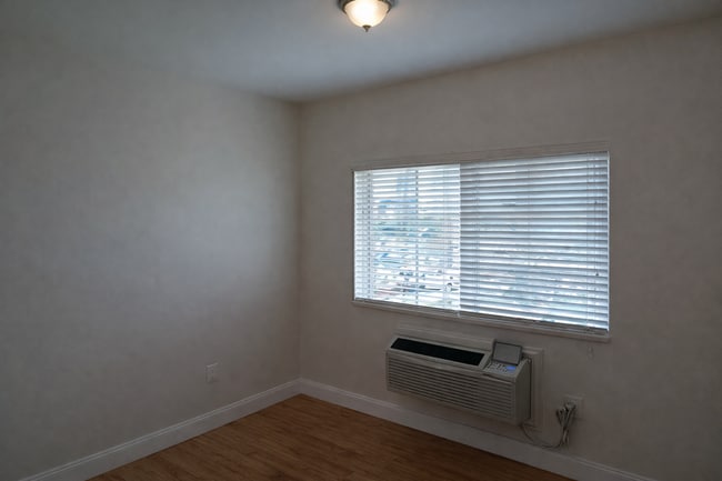 Building Photo - BGG 8415