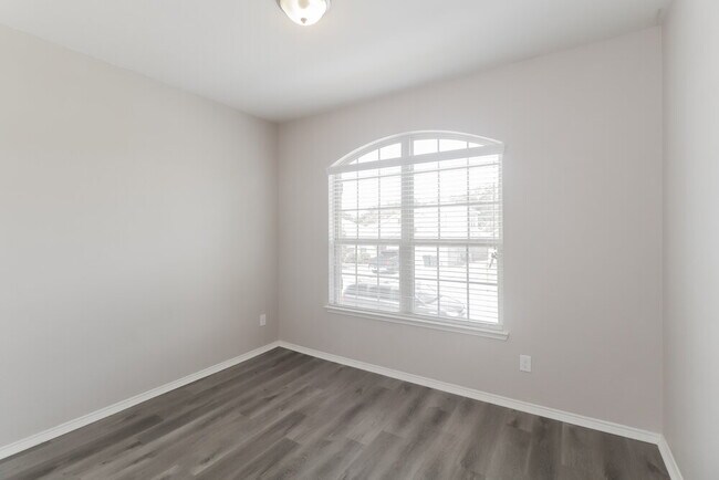 Building Photo - 1565 Acmite Ave